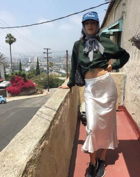 Sosyal medyanın tek kaşlı modeline teklif yağıyor 