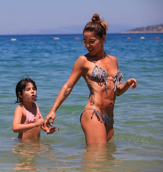 Fit anne Irmak Ünal çocuklarıyla tatilde 