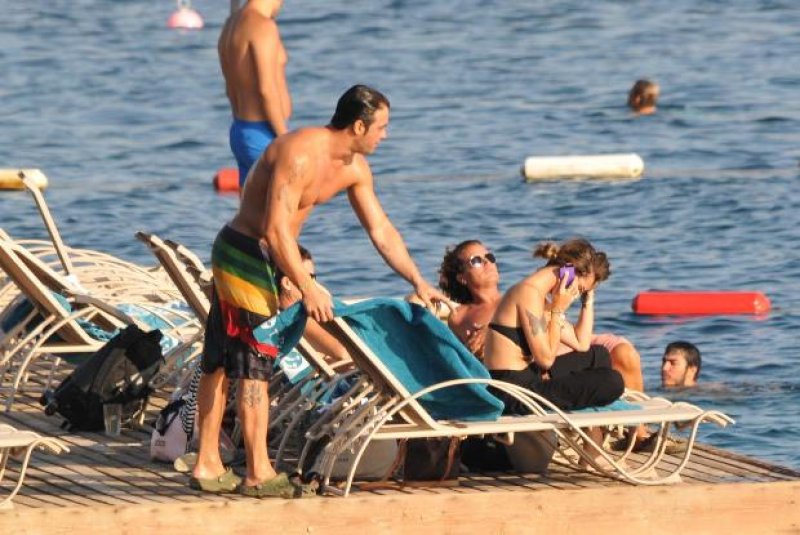 Ünlü çiftin romantik anları objektiflere takıldı 