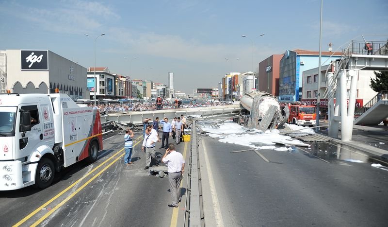 Avcılar'da E-5 üzerinde bir üst geçit çöktü