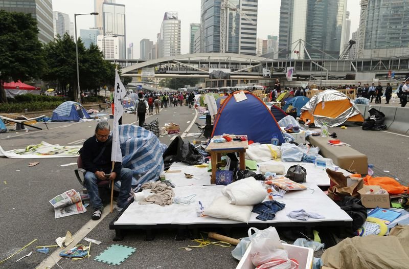 Hong Kong'da gösteri alanları boşaltıldı