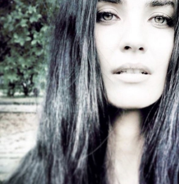 Güzel oyuncu Tuba Büyüküstün'ün takipçileri artıyor 