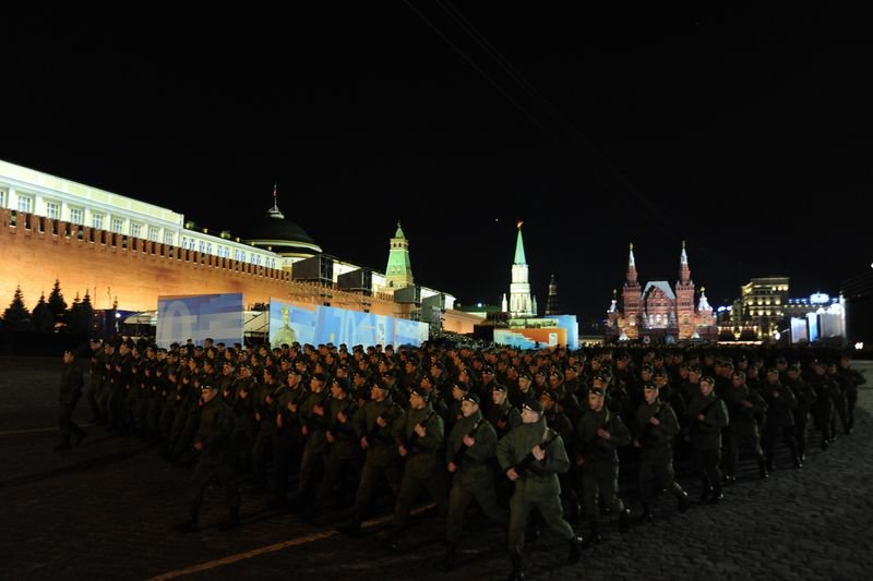 Rus tankları Kızıl Meydan'a indi