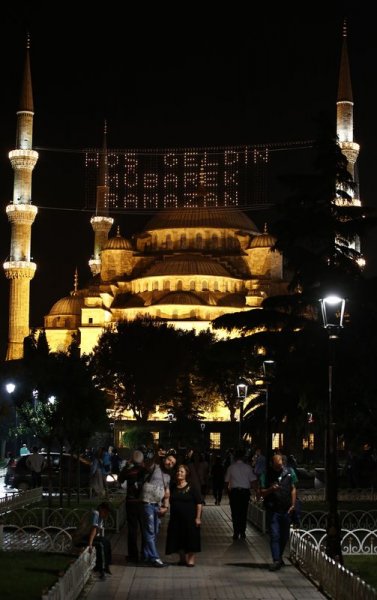 İlk teravih namazı kılındı