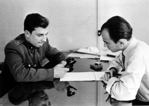 Bülent Ersoy ve Zeki Müren dudak dudağa