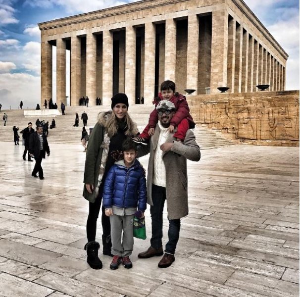 Çağla Şıkel genç mankenlere taş çıkarıyor 