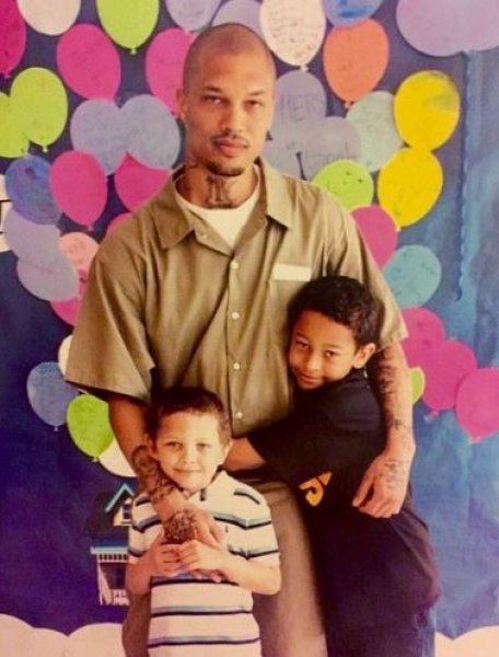 Dünyanın en yakışıklı mahkumu Jeremy Meeks sınır dışı edildi