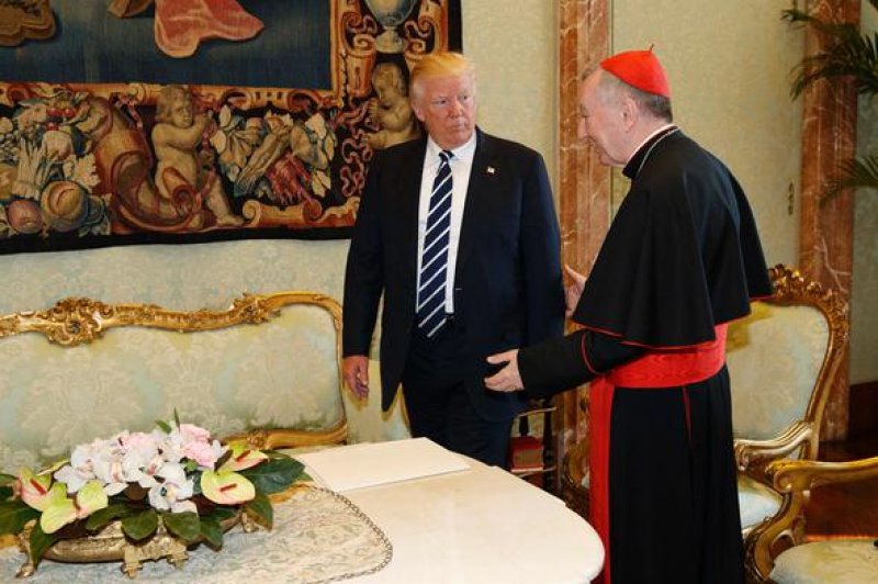 Arabistan'da başını açan First Lady  Vatikan'da kapattı