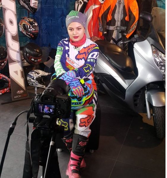 İranlı kadın motosikletçi yasakların kalkmasını istiyor