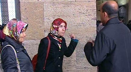 Türbanlı anneler Anıtkabir'e sokulmadı