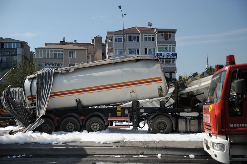 Avcılar'da E-5 üzerinde bir üst geçit çöktü