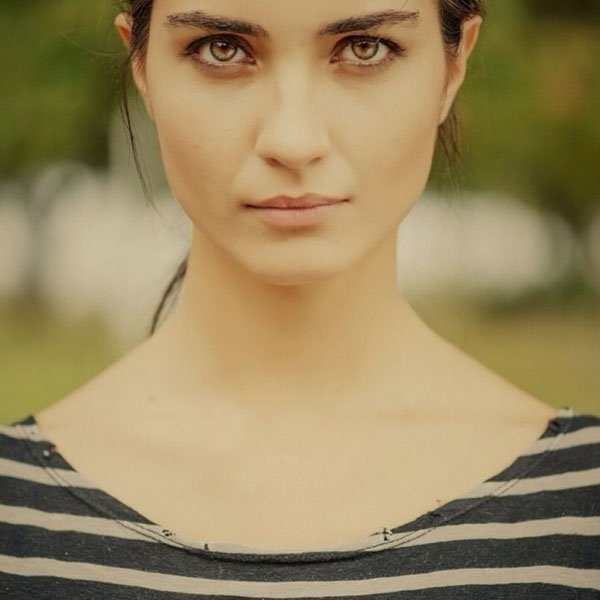 Güzel oyuncu Tuba Büyüküstün'ün takipçileri artıyor 