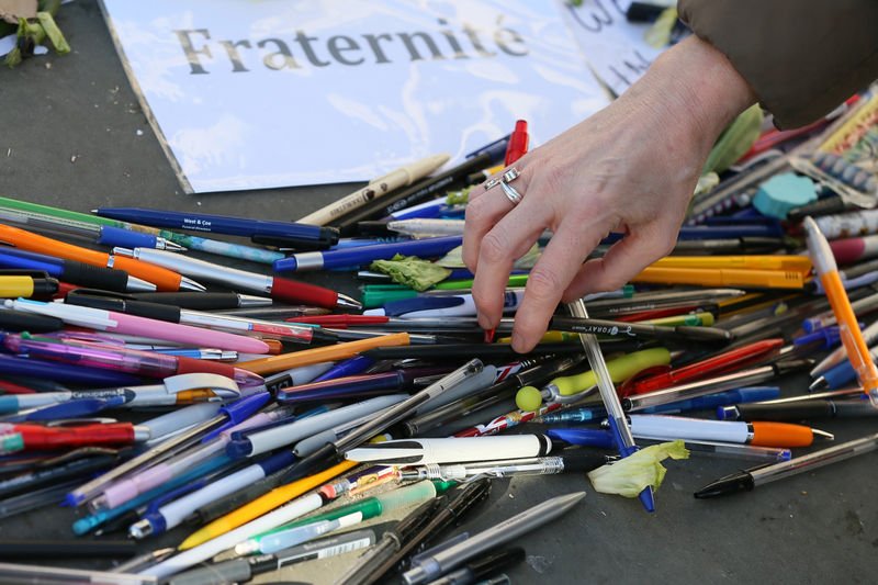 Paris'te binlerce kişi teröre karşı toplandı