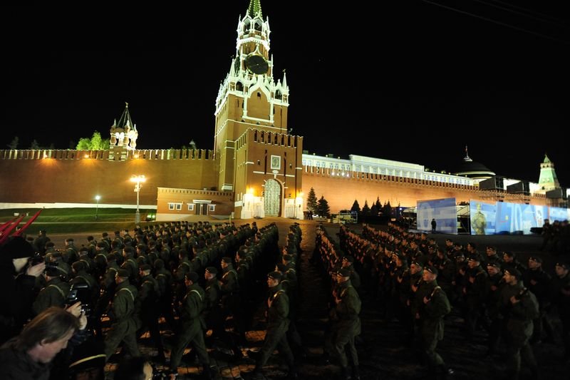 Rus tankları Kızıl Meydan'a indi
