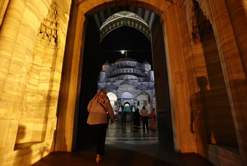 İlk teravih namazı kılındı