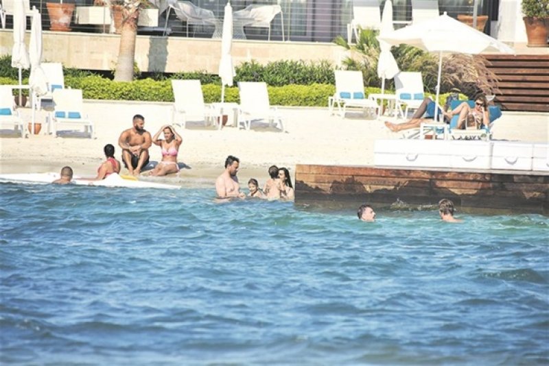 Tuba Büyüküstün tatilde