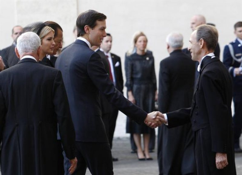 Arabistan'da başını açan First Lady  Vatikan'da kapattı