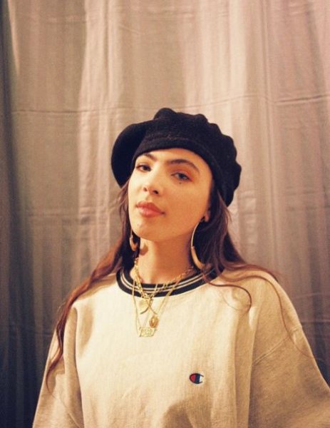 Sosyal medyanın tek kaşlı modeline teklif yağıyor 