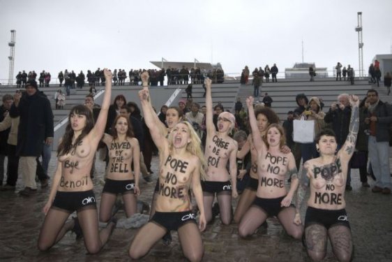 Femen Papa´nın istifasını kutladı