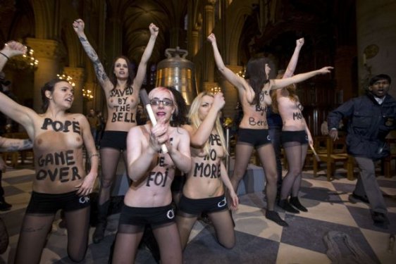 Femen Papa´nın istifasını kutladı