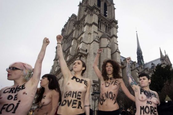 Femen Papa´nın istifasını kutladı