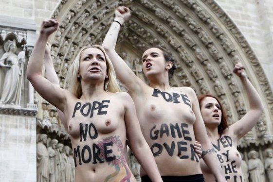 Femen Papa´nın istifasını kutladı