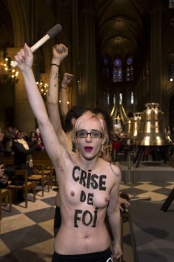 Femen Papa´nın istifasını kutladı