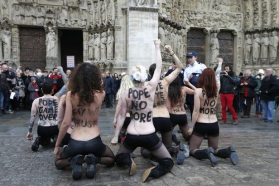 Femen Papa´nın istifasını kutladı