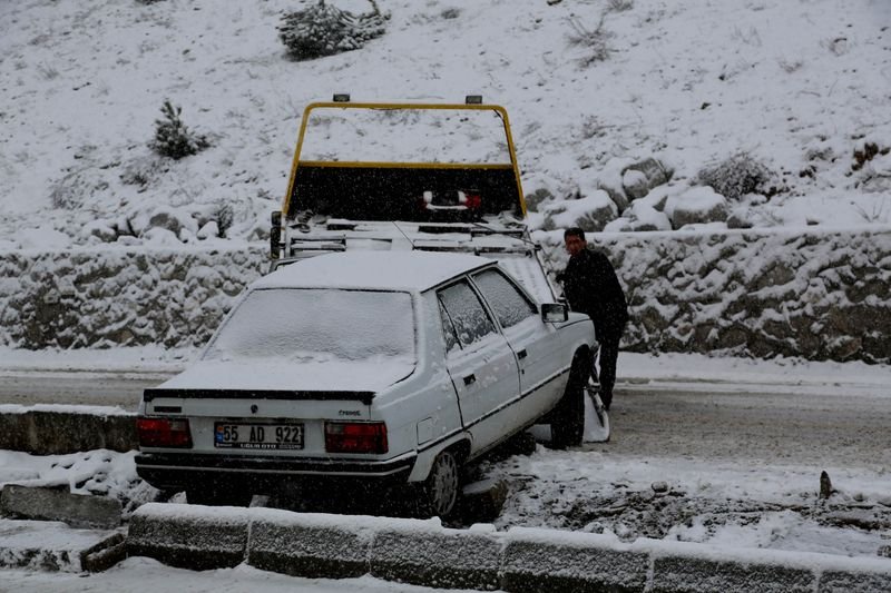 Bolu Dağı'nda kar ulaşıma kar engeli