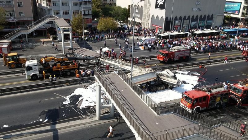 Avcılar'da E-5 üzerinde bir üst geçit çöktü