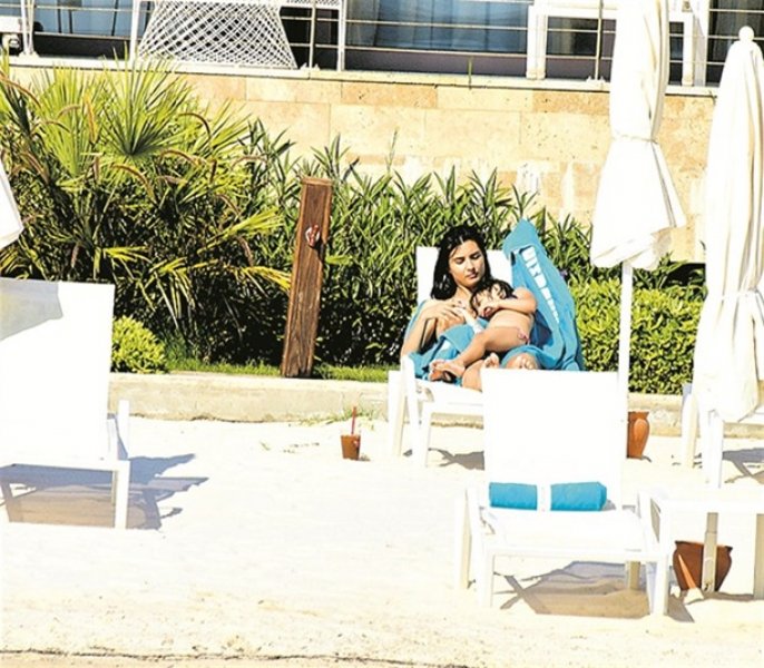 Tuba Büyüküstün tatilde