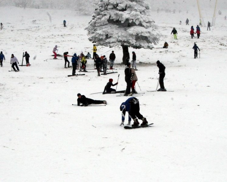 Uludağ'da pistler acemi kayakçılarla doldu