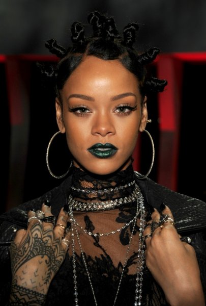 Rihanna'dan renkli saç modelleri 