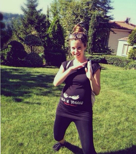 Güzel oyuncu İpek Usta doğum için gün sayıyor