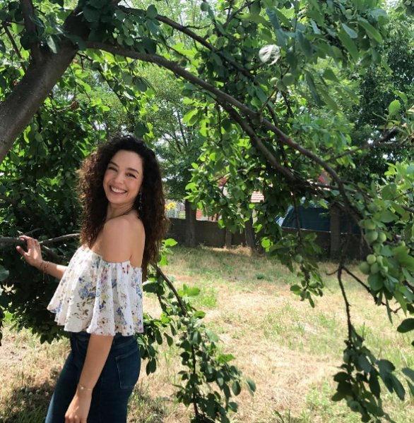 Azra Akın'dan mütevazı düğün 