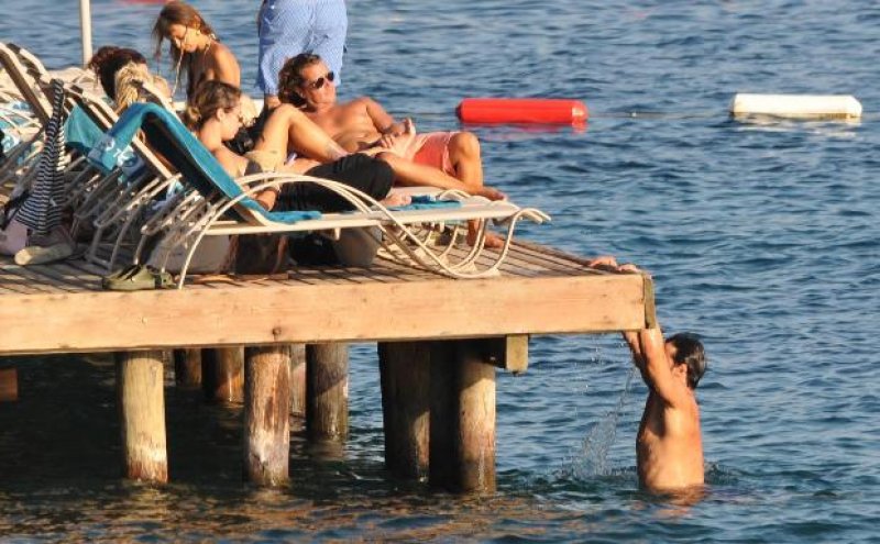 Ünlü çiftin romantik anları objektiflere takıldı 