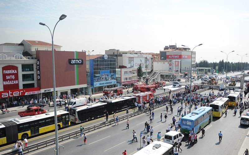 Avcılar'da E-5 üzerinde bir üst geçit çöktü