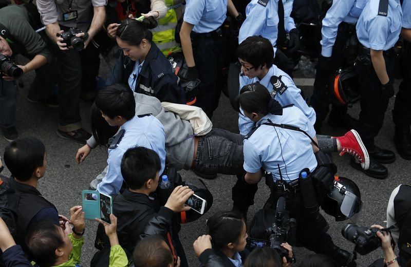 Hong Kong'da gösteri alanları boşaltıldı