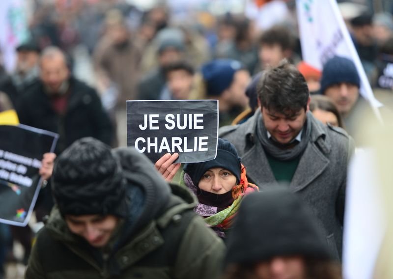 Paris'te binlerce kişi teröre karşı toplandı