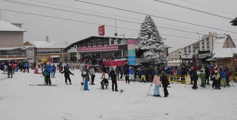 Uludağ'da pistler acemi kayakçılarla doldu