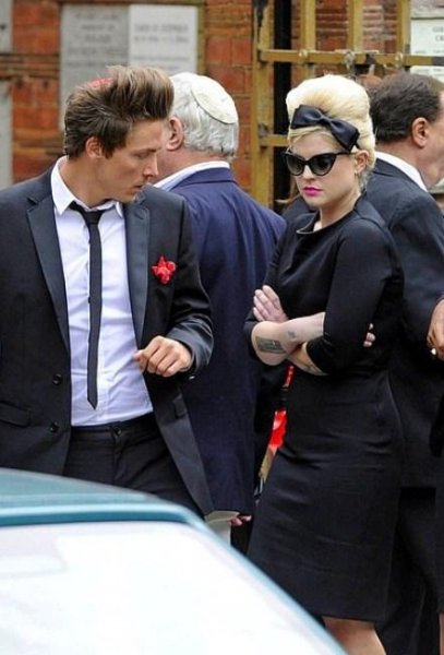 Gösteri dünyasındaki ünlülerin cenaze modası