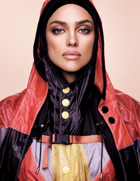 Ünlü model Irina Shayk bebeği ile yürüyüşe çıktı