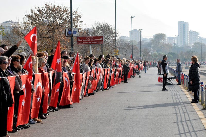 Kadıköy'de Ata'ya saygı zinciri