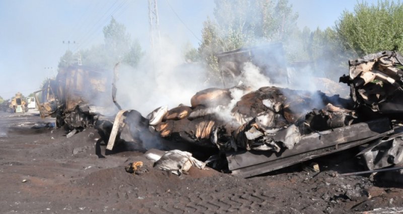 PKK Ağrı'da 3 tır ile 1 kamyonu yaktı