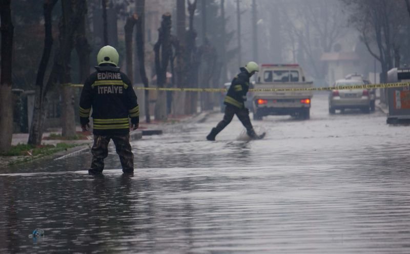 Edirne'de sağanak yaşamı olumsuz etkiledi