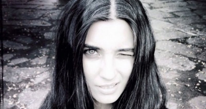 Güzel oyuncu Tuba Büyüküstün'ün takipçileri artıyor 