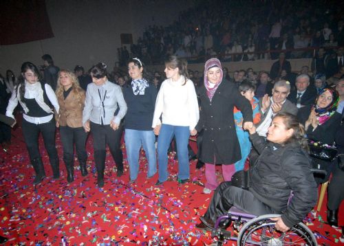 Vali Kürtçe şarkı söyledi