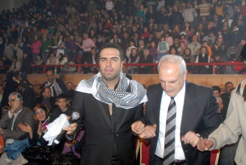 Vali Kürtçe şarkı söyledi