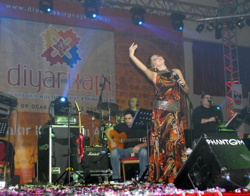 Vali Kürtçe şarkı söyledi