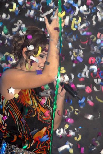 Vali Kürtçe şarkı söyledi